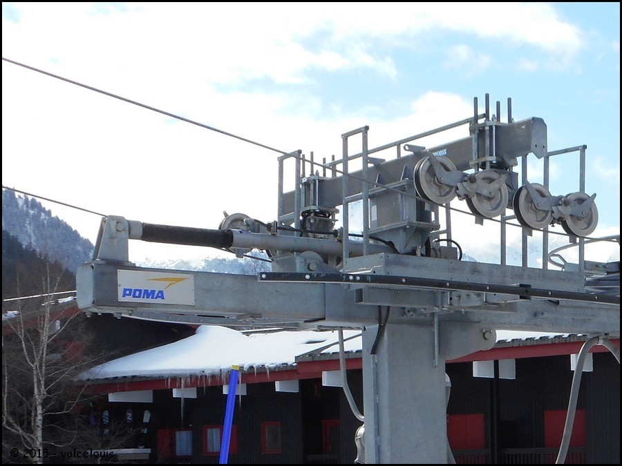 Zoom sur le vérin hydraulique.