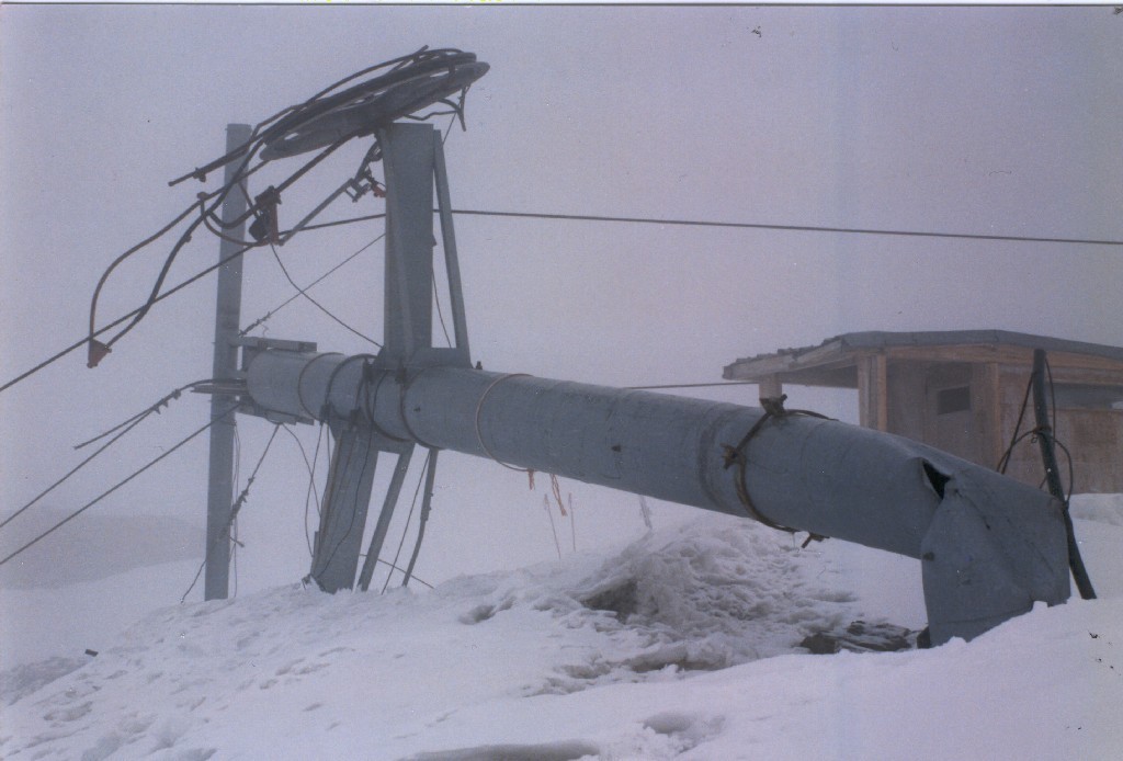 Etat du dernier pylone du téléski du Norma 2 en février 1990 - Crédit photo : Roland FIANDINO